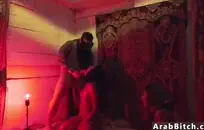 مارس العادة السرية أمام عرض كاميرا الويب في غرفة بالفندق.