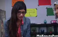 يظهر مجنون أحمر الشعر في سن المراهقة قبالة جسدها المثالي كس حلق.