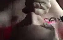 جنسي ساخن امرأة سمراء في سن المراهقة مع شعر طويل مجعد مارس العادة السرية على كاميرا ويب.