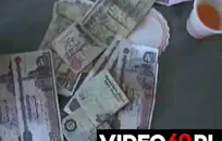 أنا أمارس الجنس مع الخيار ، وزوجي في المنزل.