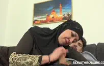 فتاة قرنية يستمني قبل النوم ، نائب الرئيس في الفم.