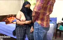 فتاة صغيرة مع كبير الثدي في جوارب طويلة تعطيني اللسان.