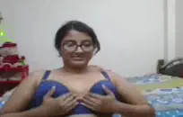 فتاة صعبة في الزي الرسمي تمتص اثنين من الديكة وتأكل كس.