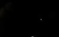 قرنية في سن المراهقة الخطوات يلهون مع ألعابها.