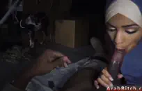 ديك أسود كبير في كس فتاة شابة من خشب الأبنوس.