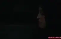 فاتنة الساخنة في جوارب شبكية الملاعين وتمتص.