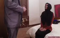 لطيف في سن المراهقة يلعب مع ثديها الوردي والثابت.