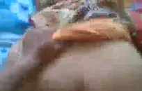 الفرخ الساخنة في اللباس الأحمر الداعر نفسها حتى انها النافورات.