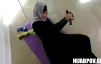 امرأة سمراء الساخنة وقحة اللعب مع نفسها في الحوض