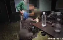 مفلس أحمر في سن المراهقة يعطي اللسان ويحصل مارس الجنس العميق.