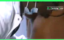 نردي في سن المراهقة في جوارب طويلة مثير يحصل كس creampied.