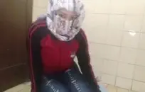 صبي عارٍ يرتدي الكعب العالي.