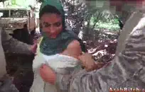 في سن المراهقة الملاعين ويأخذ creampie على الأريكة.