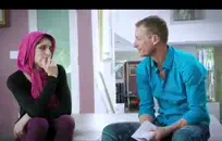 الديك والكرات لامرأة سمراء.