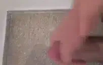 امرأة سمراء مثالية في فستان وردي ضيق مارس الجنس بقوة وخشنة.